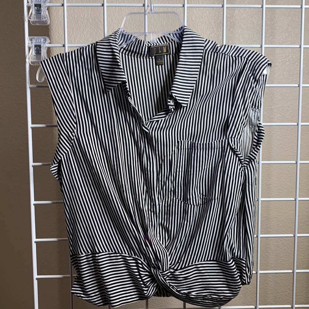 Black and white crop top shirt size large.